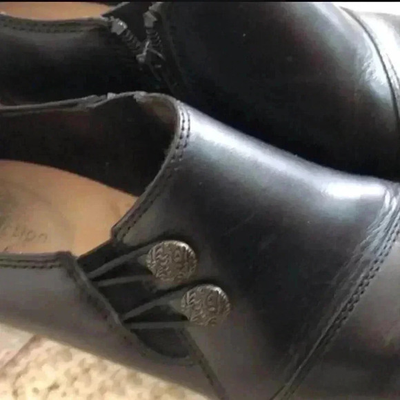 Clarks Cropped Bootie Size 6 - Picture 3 of 5